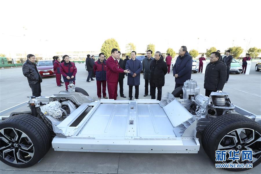 1月9日至10日，國務(wù)院副總理張高麗在安徽調(diào)研推動(dòng)長江經(jīng)濟(jì)帶發(fā)展工作。這是1月9日，張高麗在江淮汽車股份有限公司了解企業(yè)生產(chǎn)經(jīng)營和參與國際產(chǎn)能合作情況。新華社記者 龐興雷 攝