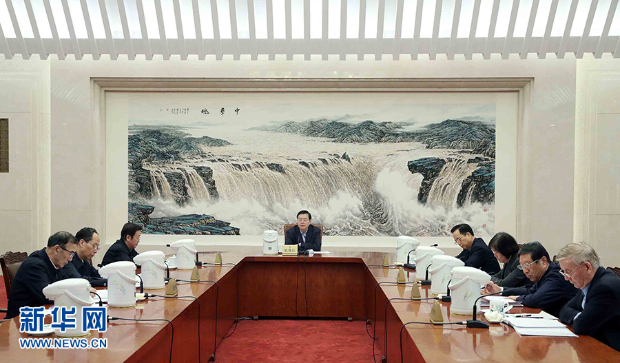 1月16日，中共十二屆全國人大常委會黨組在北京召開會議，認真學習領會習近平總書記在十九屆中央紀委二次全會上的重要講話和全會精神，研究部署貫徹落實工作。全國人大常委會委員長、常委會黨組書記張德江主持會議并講話。新華社記者 劉衛(wèi)兵 攝