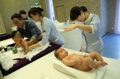 資料圖片：1月30日，母嬰家庭保健師在上海一家月子會所內(nèi)護理嬰兒。新華社記者 裴鑫 攝