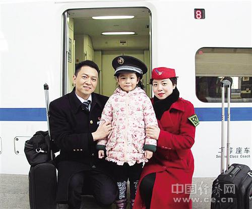 陳剛（左）、肖三英以及女兒陳昱彤的合照。經(jīng)濟(jì)日?qǐng)?bào)-中國(guó)經(jīng)濟(jì)網(wǎng)記者 王軼辰攝