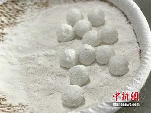 制作元宵時，首先要將餡料做好，沾上水，再投進盛滿糯米粉的笸籮內(nèi)搖。<a target='_blank'  ><p  align=