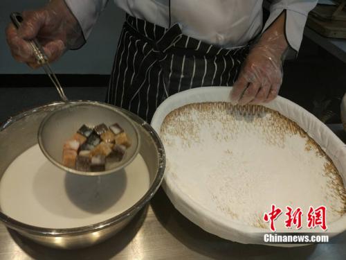 制作元宵時，首先要將餡料做好，沾上水，再投進盛滿糯米粉的笸籮內(nèi)搖。<a target='_blank'  ><p  align=