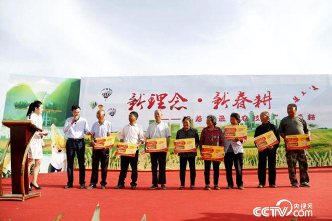 愛心企業(yè)與貧困農(nóng)戶結(jié)對(duì)子、送肥料