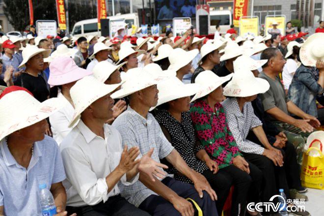 活動(dòng)現(xiàn)場(chǎng)，農(nóng)戶們聽講很認(rèn)真