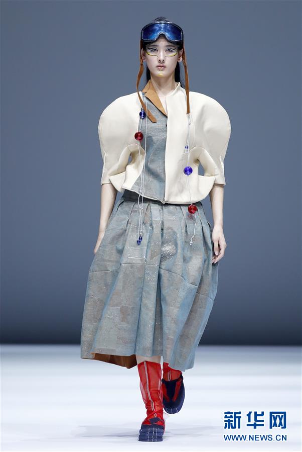 （文化）（2）河北美術(shù)學(xué)院服裝學(xué)院在京舉行時(shí)裝發(fā)布會