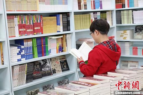 5月9日，一女子在哈爾濱市某書店選購(gòu)圖書。從5月1日至5月4日，全國(guó)32家紙廠宣布漲價(jià)，各紙種漲價(jià)幅度為每噸100元至300元不等。對(duì)此，出版行業(yè)業(yè)內(nèi)人士表示“因?yàn)榧垙垉r(jià)格上漲，直接造成了出版成本的明顯增加，出版行業(yè)只能被迫對(duì)圖書定價(jià)進(jìn)行調(diào)整。”
<a target='_blank' >中新社</a>記者 于琨 攝
