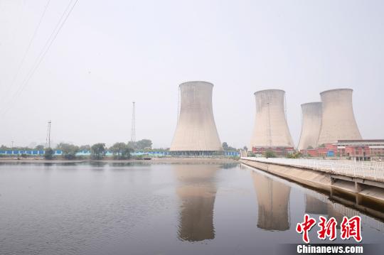 按照規(guī)劃，位于首鋼園區(qū)內(nèi)的滑雪大跳臺(tái)建成后將成為世界首例永久保留和使用的單板大跳臺(tái)場(chǎng)地。圖為單板大跳臺(tái)選址所在地?！№n海丹 攝