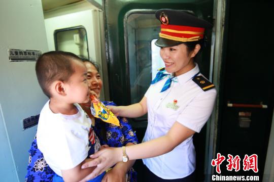 圖為列車員為旅客提供服務。(中國鐵路哈爾濱局集團有限公司提供)