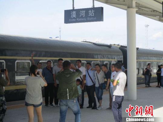 圖為旅客在漠河站合影留念。(中國鐵路哈爾濱局集團有限公司提供)