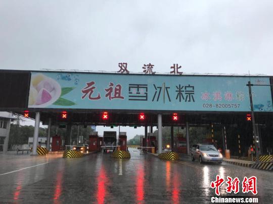 網(wǎng)傳車輛被淹的收費站現(xiàn)狀?！＄娦?攝