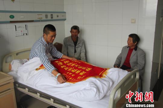 被救的李忠起、張總鳳夫婦看望受傷后的李運飛。　汪渝 攝
