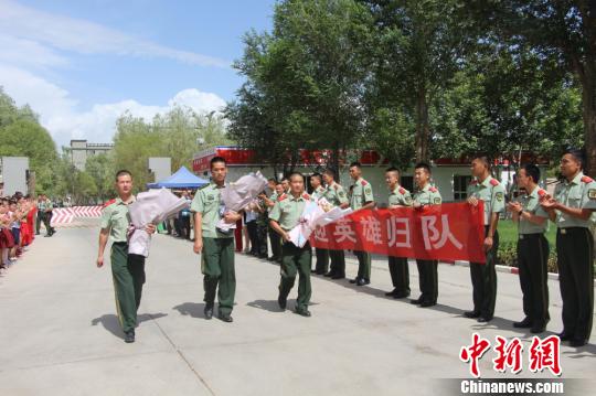 部隊官兵們迎接出院歸來的李運飛(中)和其他消防戰(zhàn)士?！⊥粲?攝