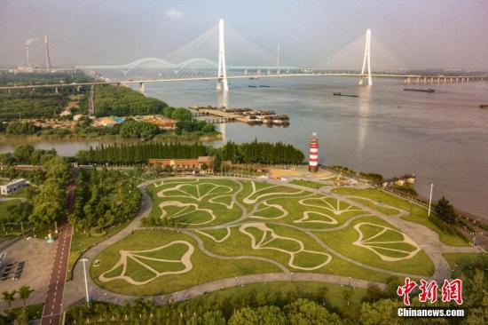 8月9日，航拍南京魚(yú)嘴濕地公園，旁邊就是南京第三長(zhǎng)江大橋。 <a target='_blank' >中新社</a>記者 泱波 攝