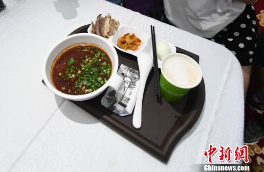 圖為“環(huán)西部火車游Y667/8次”列車上推出蘭州牛肉面套餐，套餐38元，有一碗牛肉面、一碟牛肉、一個雞蛋、一份小菜、一份甜胚子?！钇G敏 攝