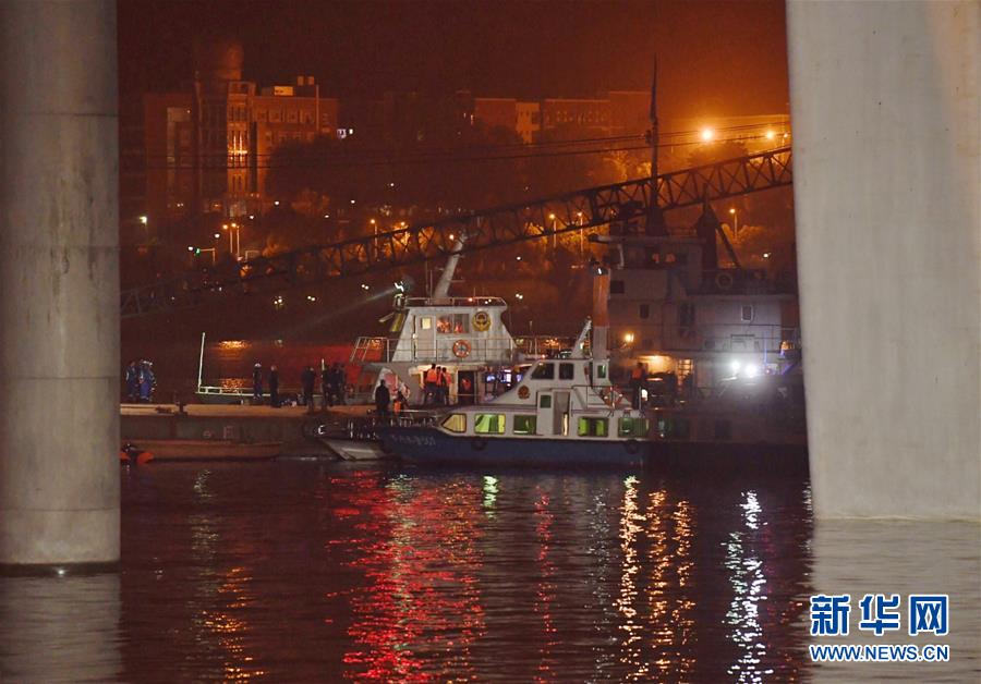 （重慶公交車墜江事故·圖文互動(dòng)）（3）夜幕降臨，重慶萬州公交客車墜江事故救援工作仍在進(jìn)行中