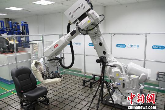 機(jī)器人測(cè)試桌椅?！”R育辛 攝