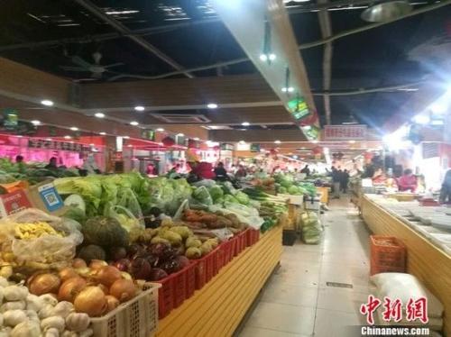 資料圖：圖為北京一家菜市場(chǎng)內(nèi)景。 謝藝觀 攝