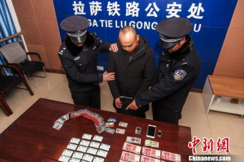 資料圖：一犯罪嫌疑人對(duì)拉薩鐵路警方查獲的火車(chē)票進(jìn)行指認(rèn)?！『鷤黯?攝