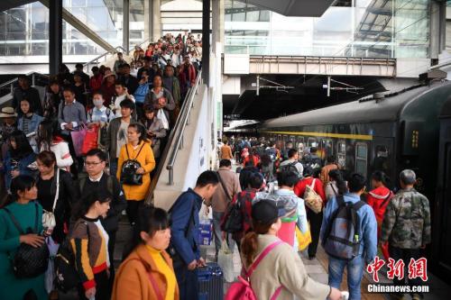 資料圖：2018年3月12日，旅客在昆明火車(chē)站進(jìn)站乘車(chē)。<a target='_blank' ><p  align=