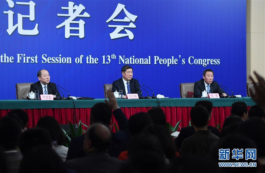 （兩會(huì)·XHDW）（3）國家發(fā)改委主任何立峰等就“創(chuàng)新和完善宏觀調(diào)控，推動(dòng)高質(zhì)量發(fā)展”答記者問