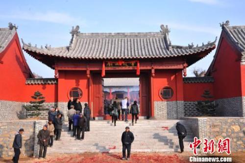 資料圖：元旦小長(zhǎng)假期間，威海南海新區(qū)云龍山上舉辦新年廟會(huì)。　劉昌勇 攝