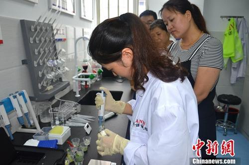 資料圖：工作人員根據(jù)消費(fèi)者要求現(xiàn)場(chǎng)檢驗(yàn)，共筑食品安全。<a target='_blank' ><p  align=