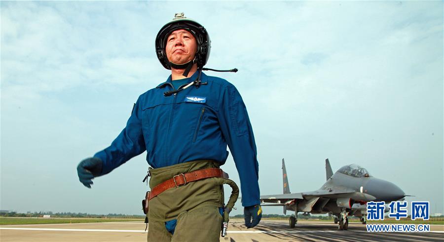 （新華全媒頭條·圖文互動）（1）戰(zhàn)鷹，為祖國奮飛——記空軍航空兵某旅旅長、特級飛行員郝井文