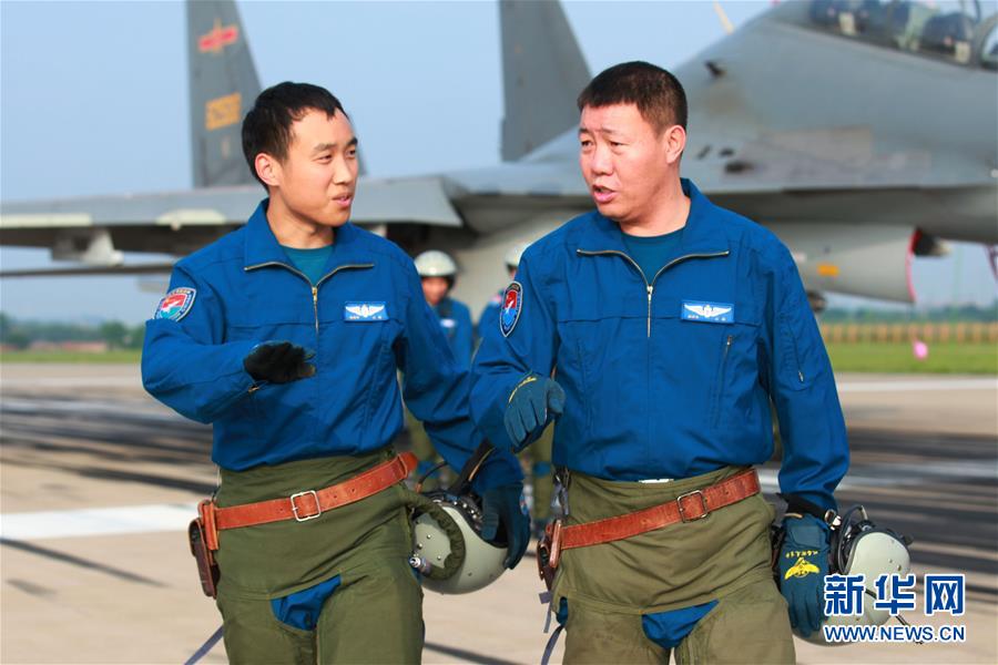 （新華全媒頭條·圖文互動）（3）戰(zhàn)鷹，為祖國奮飛——記空軍航空兵某旅旅長、特級飛行員郝井文