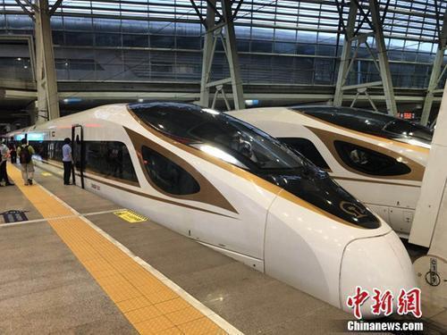 資料圖：復(fù)興號(hào)動(dòng)車(chē)組在京津城際鐵路按照時(shí)速350時(shí)速達(dá)速運(yùn)行。冷昊陽(yáng) 攝