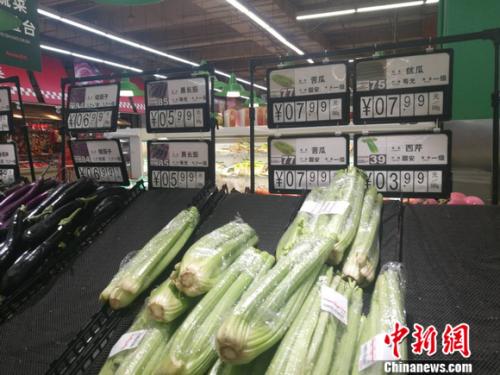 圖為超市里的蔬菜攤。正值晚間，一些菜已被人們買空。 謝藝觀 攝