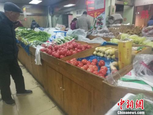 圖為北京一家社區(qū)超市里的菜攤。謝藝觀 攝