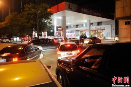 資料圖：山西太原一加油站內(nèi)，私家車主排隊(duì)加油。<a target='_blank' ><p  align=