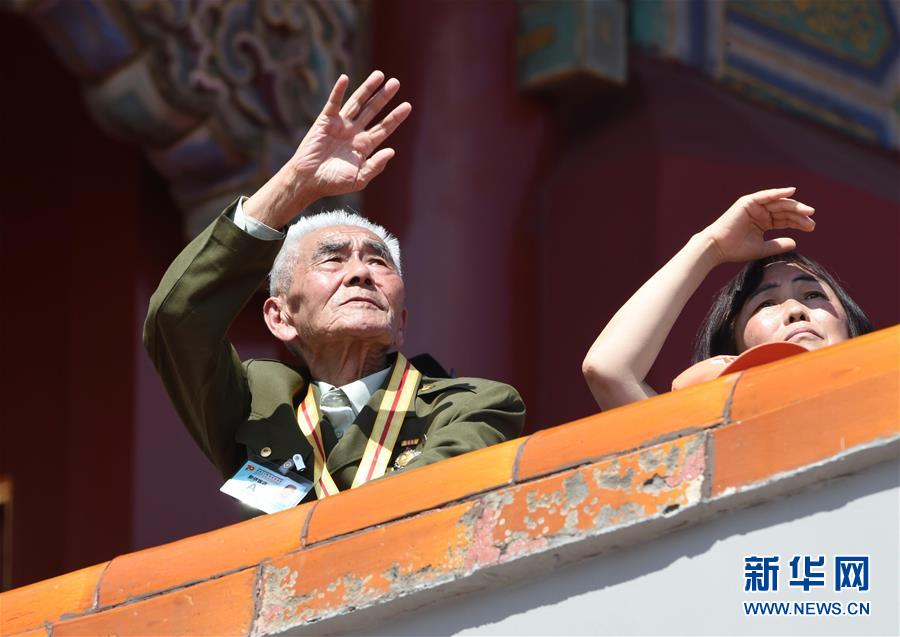 （新華全媒頭條·強(qiáng)軍思想引領(lǐng)新征程·圖文互動(dòng)）（3）那一刻，我們光榮接受檢閱