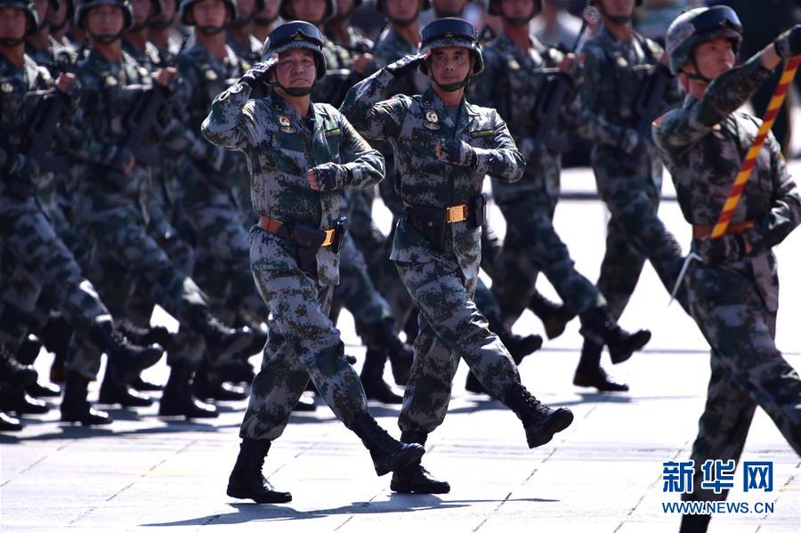 （新華全媒頭條·強(qiáng)軍思想引領(lǐng)新征程·圖文互動(dòng)）（4）那一刻，我們光榮接受檢閱