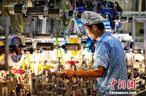 圖為江蘇鹽城一家企業(yè)內(nèi)的生產(chǎn)景象。<a target='_blank' ><p  align=