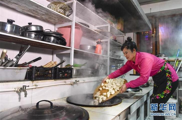 （在習(xí)近平新時(shí)代中國(guó)特色社會(huì)主義思想指引下——新時(shí)代新作為新篇章·圖文互動(dòng)）（6）三年，從無(wú)名小屯到聲名遠(yuǎn)播——這個(gè)“雪鄉(xiāng)”是如何做到的？
