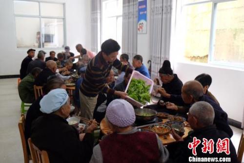 資料圖：社會(huì)福利中心吃飯的老人們。徐學(xué)練 攝。