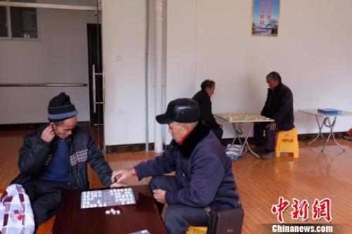 資料圖：老人們?cè)谙缕?。徐學(xué)練 攝。