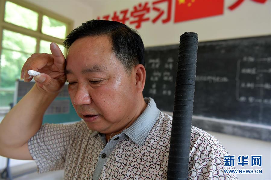 （中國網(wǎng)事·感動(dòng)2019·圖文互動(dòng)）（2）鄉(xiāng)村教師高自仁：60多根拐杖，撐起42年教學(xué)路