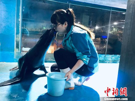 于雅麗與海獅親密瞬間。　艾慶龍 攝