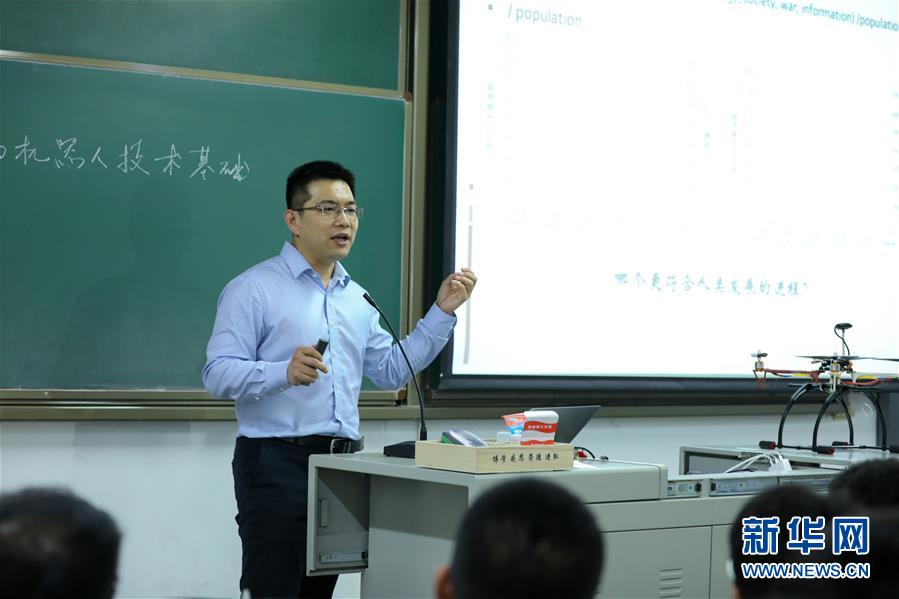 （圖文互動(dòng)）（1）心懷藍(lán)天　逐夢(mèng)云霄——記天津大學(xué)教授、一飛智控創(chuàng)始人齊俊桐