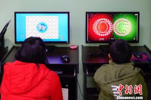 資料圖：圖為兩名兒童檢查視力。賀俊怡 攝