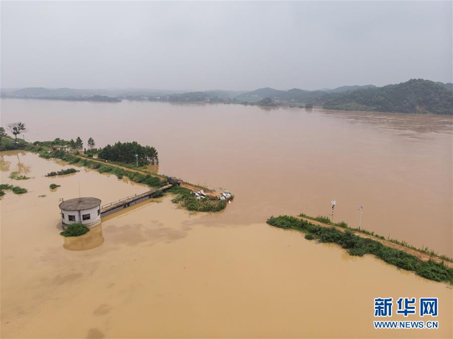 （防汛抗洪·圖文互動(dòng)）加快搶險(xiǎn)進(jìn)度 確保群眾安全——湘江衡山段漫堤決口現(xiàn)場直擊