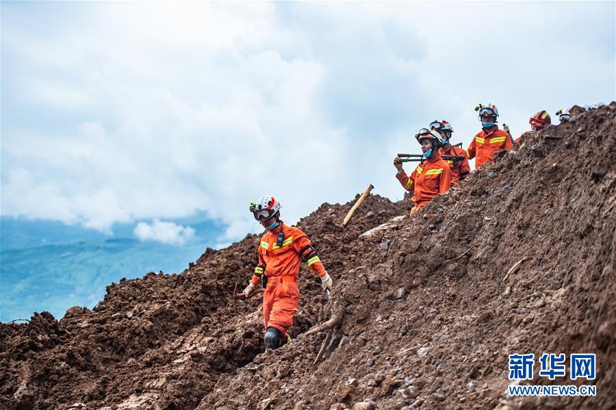 （新華全媒頭條&middot;圖文互動(dòng)）（3）有一絲希望，就盡百倍努力&mdash;&mdash;貴州水城&ldquo;7&middot;23&rdquo;特大山體滑坡72小時(shí)救援紀(jì)實(shí)