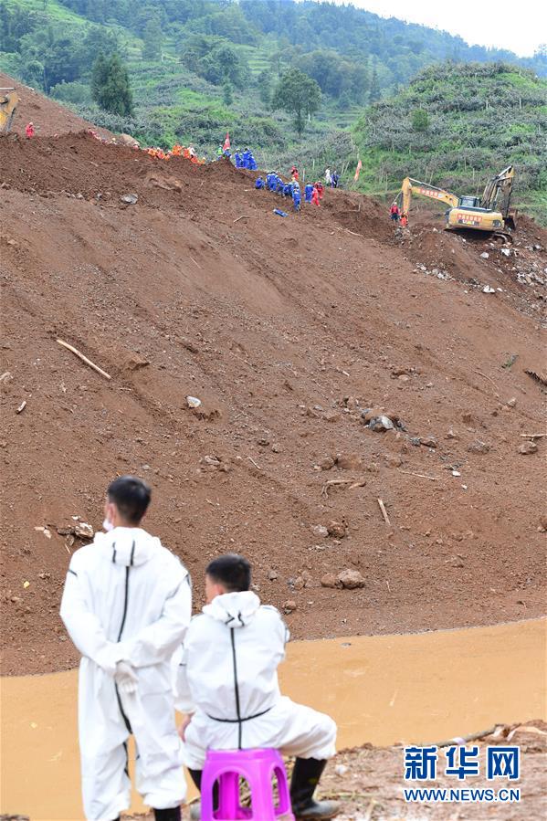 （新華全媒頭條&middot;圖文互動(dòng)）（9）有一絲希望，就盡百倍努力&mdash;&mdash;貴州水城&ldquo;7&middot;23&rdquo;特大山體滑坡72小時(shí)救援紀(jì)實(shí)