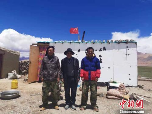 圖為黨確桑布和兩個兒子。 謝藝觀 攝