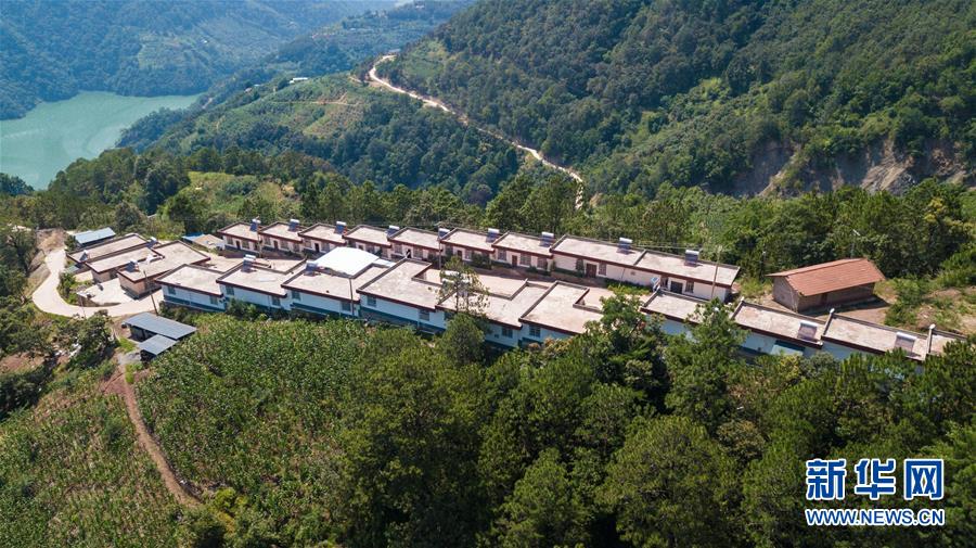 （在習近平新時代中國特色社會主義思想指引下——新時代新作為新篇章·總書記關(guān)心的百姓身邊事·圖文互動）（1）“四好農(nóng)村路”：通向幸福，通向遠方