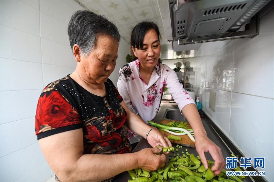 （在習(xí)近平新時(shí)代中國特色社會主義思想指引下——新時(shí)代新作為新篇章·總書記關(guān)心的百姓身邊事·圖文互動(dòng)）（4）棚改的溫暖：1億多人“出棚進(jìn)樓”
