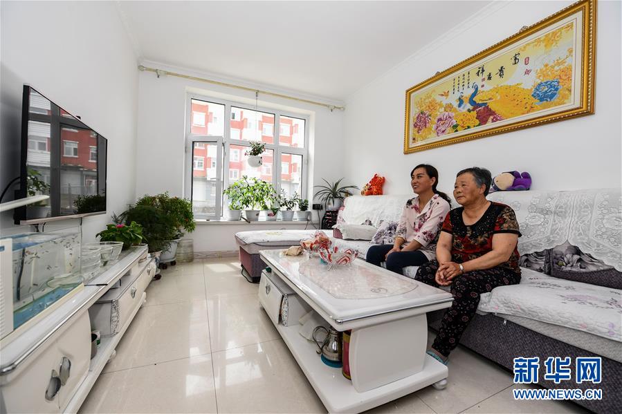 （在習(xí)近平新時(shí)代中國特色社會主義思想指引下——新時(shí)代新作為新篇章·總書記關(guān)心的百姓身邊事·圖文互動(dòng)）（5）棚改的溫暖：1億多人“出棚進(jìn)樓”