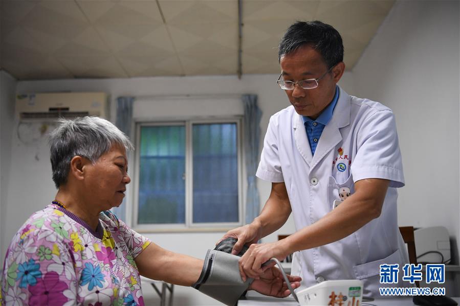 （新華全媒頭條&middot;圖文互動(dòng)）（3）伶仃洋邊&ldquo;守門(mén)&rdquo;人&mdash;&mdash;記堅(jiān)守海島32年的黨員醫(yī)生王桂湘